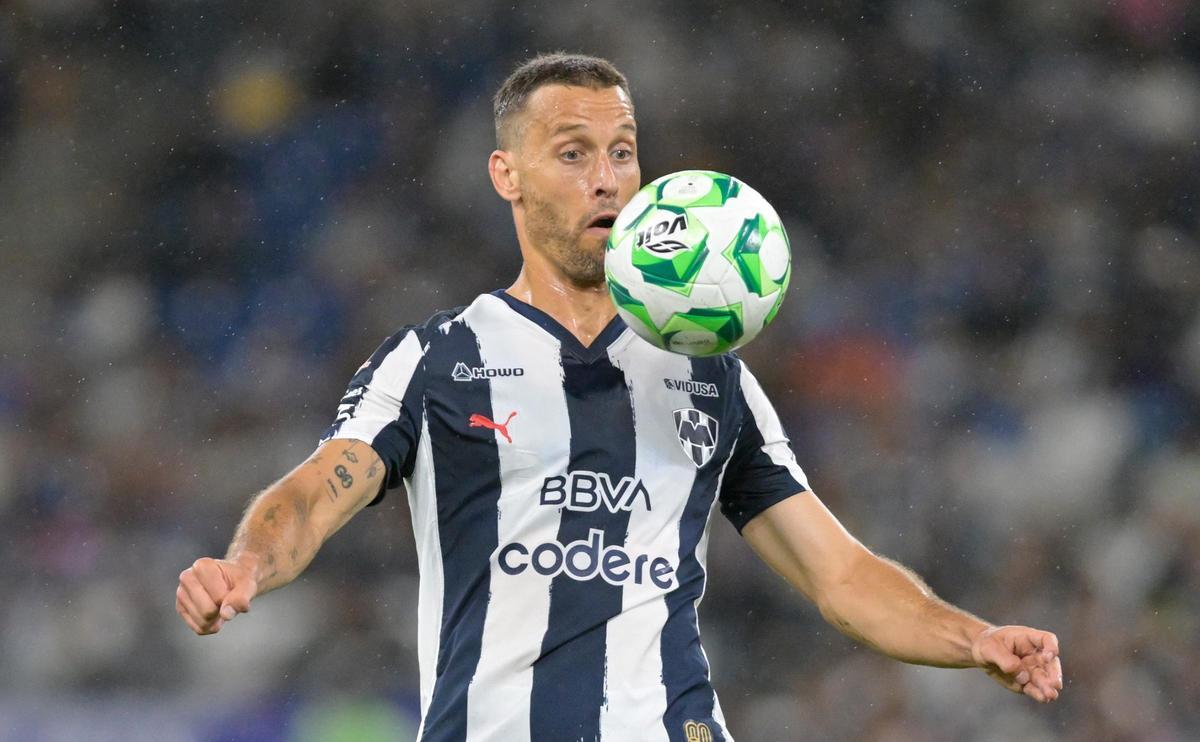Sergio Canales regresa al Racing y firma por dos años
