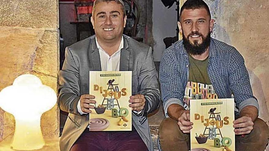 Virgilio Moreno y Antoni PeÃ±a muestran el programa de actos.