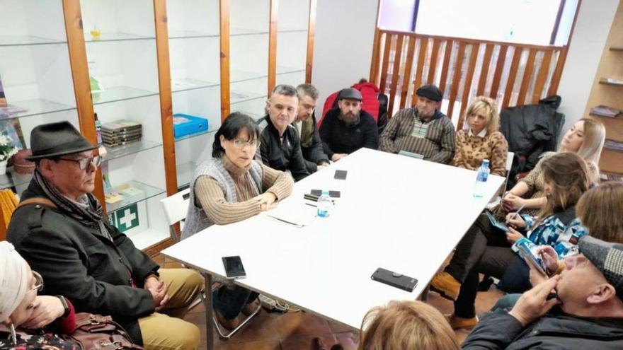 Reunión de Podemos en Sama, con Rafa Palacios, en la mesa, flanqueado por Rosa Prieto y Elías López. | L. M. D.