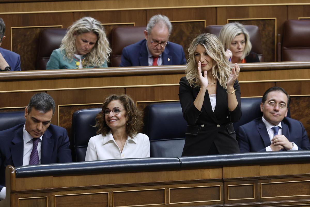 La vicepresidenta del Gobierno y ministra de Trabajo, Yolanda Díaz, aplaude una de las intervención durante el pleno del Congreso.