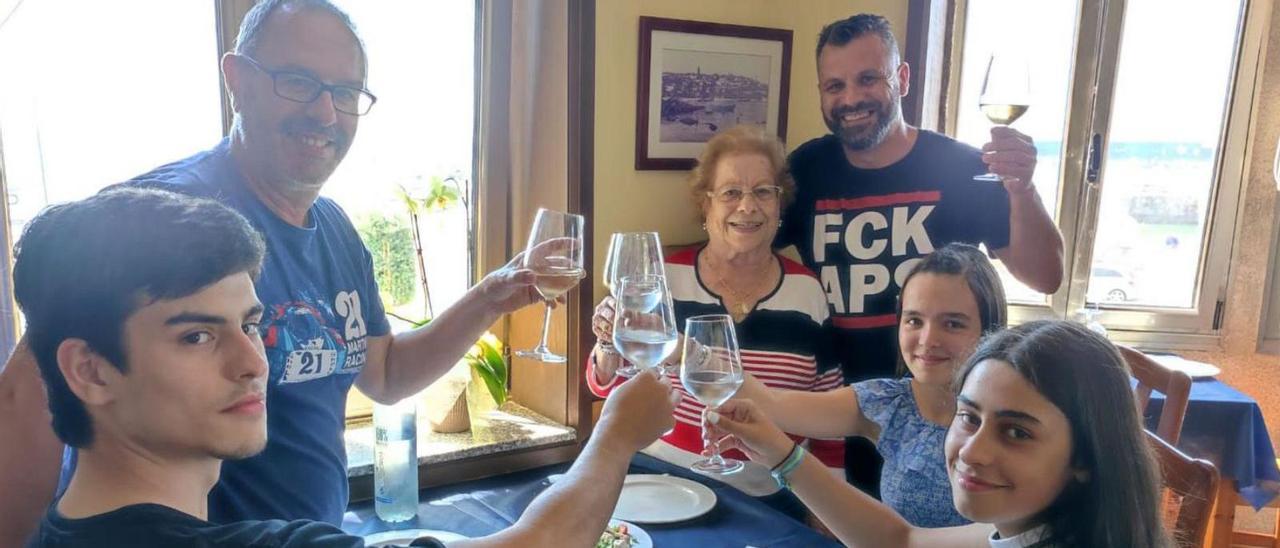 José se desplazó con su familia hasta el restaurante Arruaz, de A Guarda, para degustar el pez.   | // D.P.