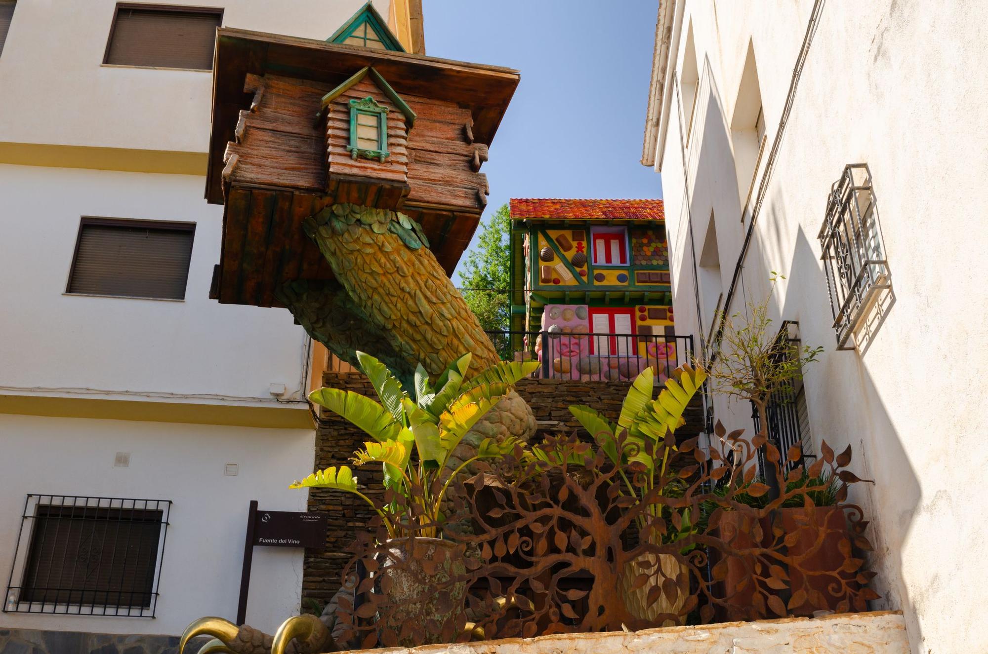 El pueblo más 'embrujado' de Andalucía está a una hora de Málaga: un paraíso entre montañas con calderos, dragones y la casa de 'Hansel y Gretel'.