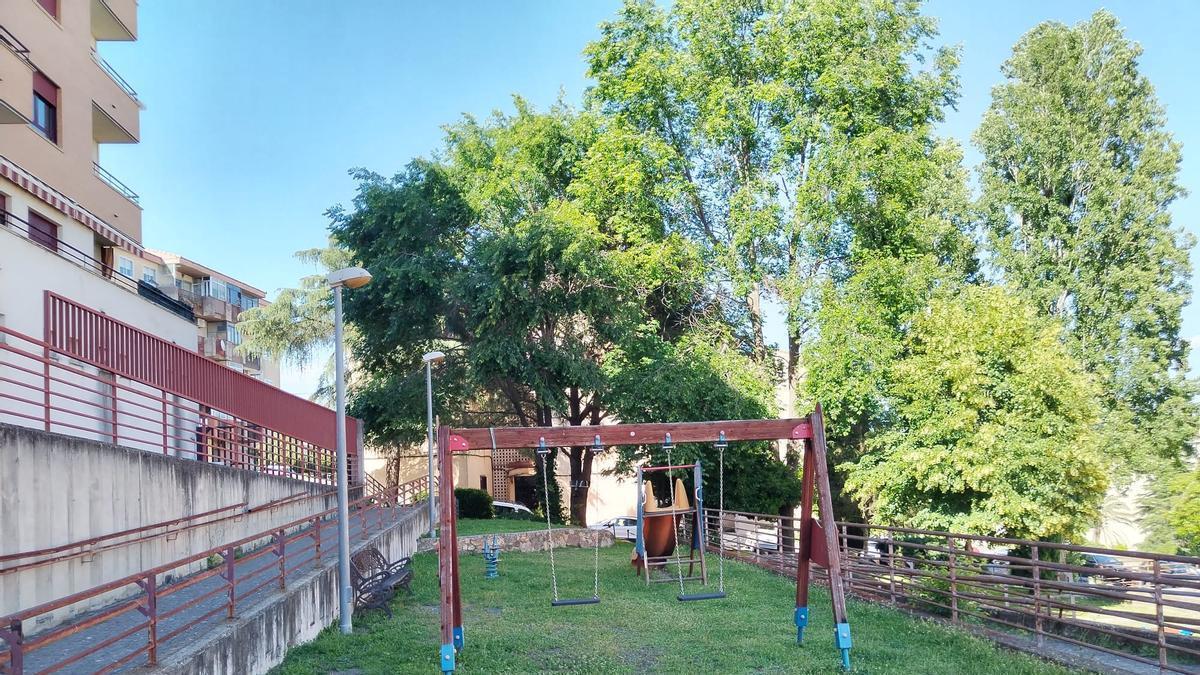 Alerta en Plasencia por alimentos envenenados para mascotas en un parque de La Data.