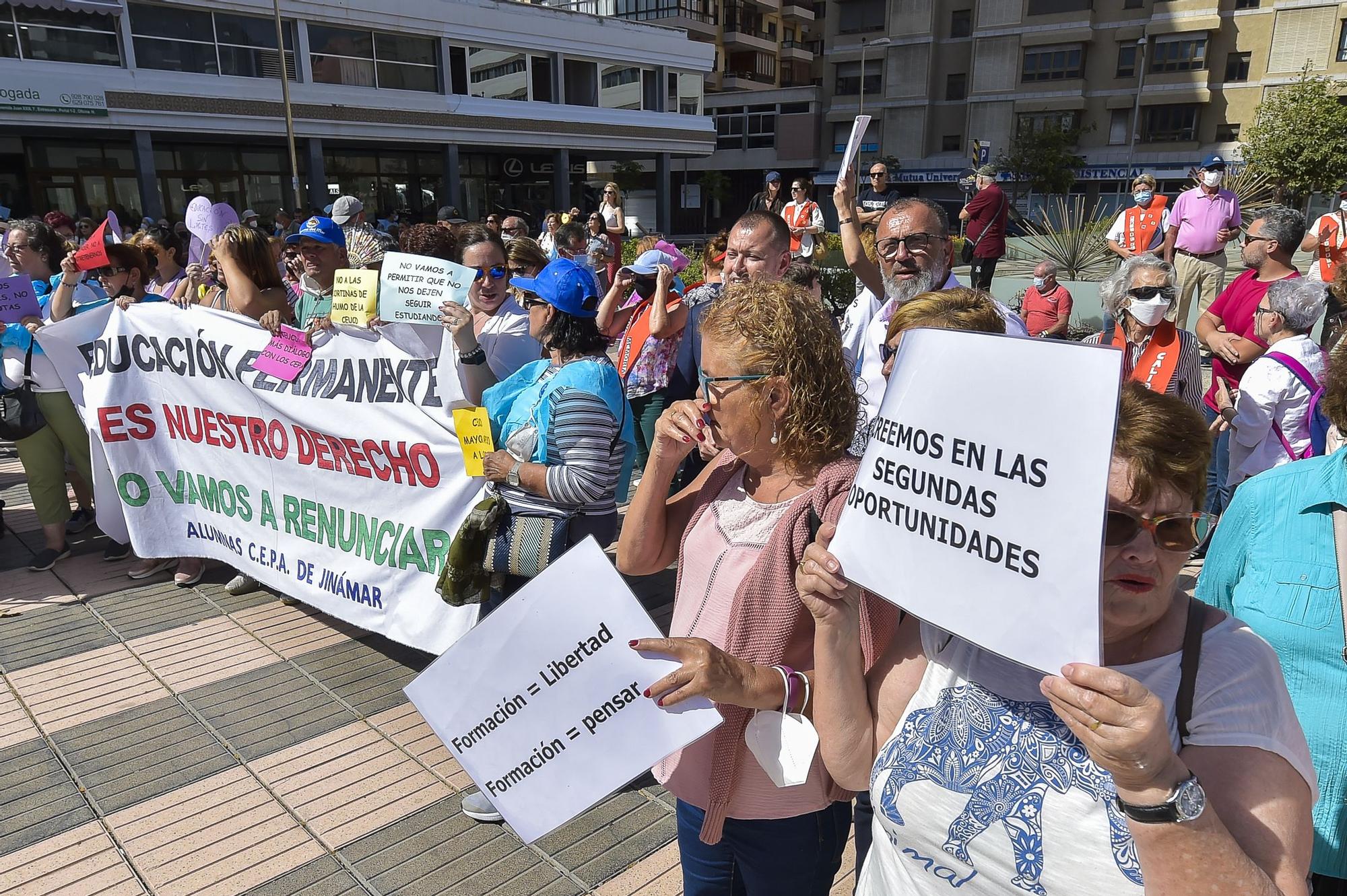 Manifestación contra el recorte en la educación para mayores