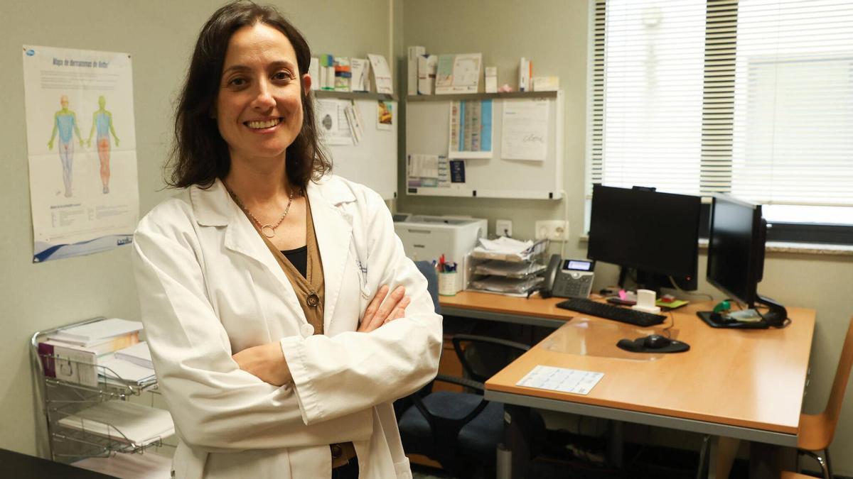 La neuróloga Clara Domínguez, en el Hospital Clínico de Santiago.
