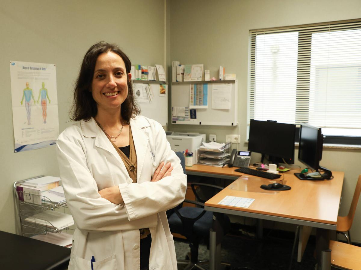 La neuróloga Clara Domínguez, en el Hospital Clínico de Santiago.