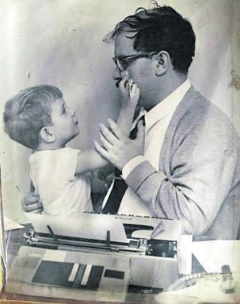 Mauro Muñiz de Urquiza, «Don Mauro», de niño con su padre, el escritor Mauro Muñiz.
