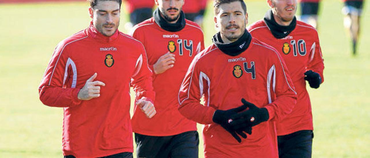 Albert Riera, a la izquierda, en un entrenamiento con el Mallorca.