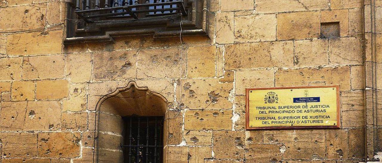 Secuelas de balazos en el palacio de Camposagrado.