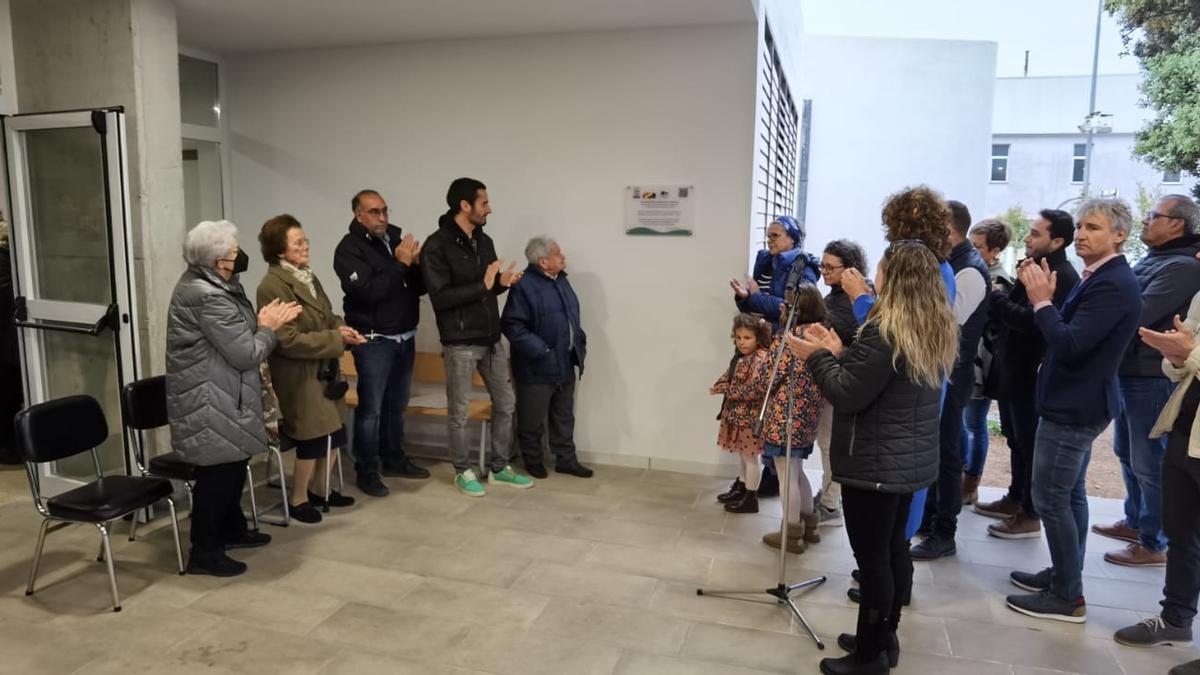 La familia de Climent Serra i Servera, que había sido maestro de obras de la escuela y fue asesinado por los fascistas, recibió un cálido homenaje.