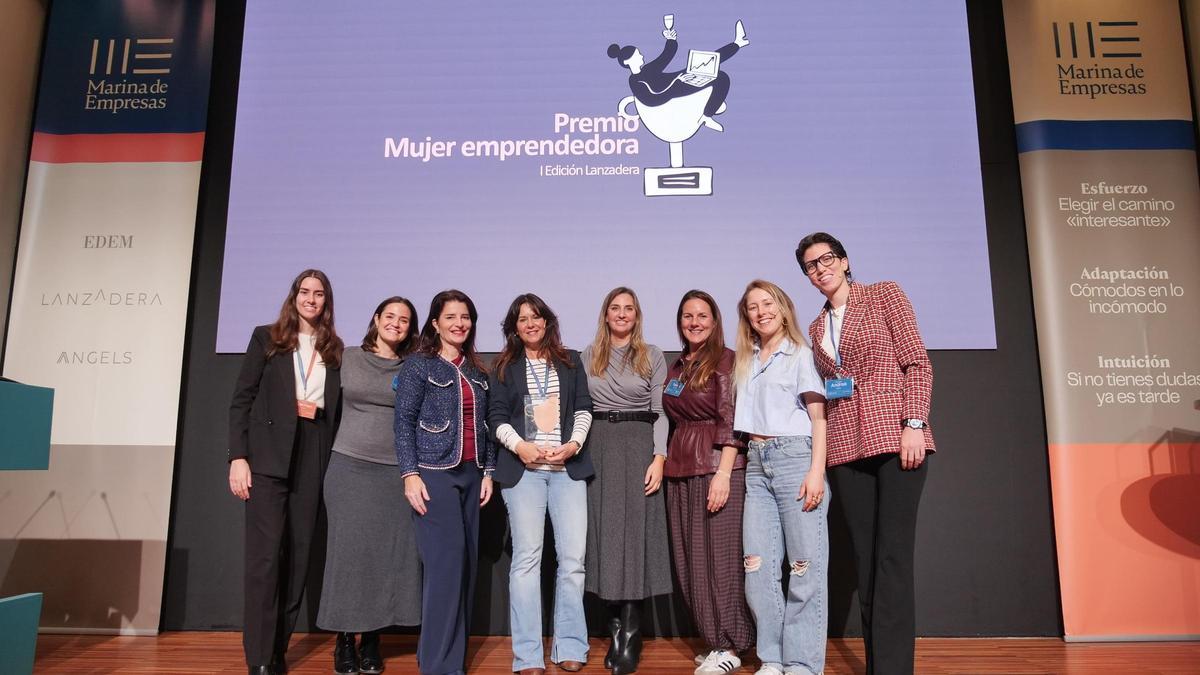 Hortensia Roig, presidenta de EDEM; Marta Nogueras, directora general de Lanzadera; Paula Sánchez, ganadora del premio; así como las finalistas y el jurado.
