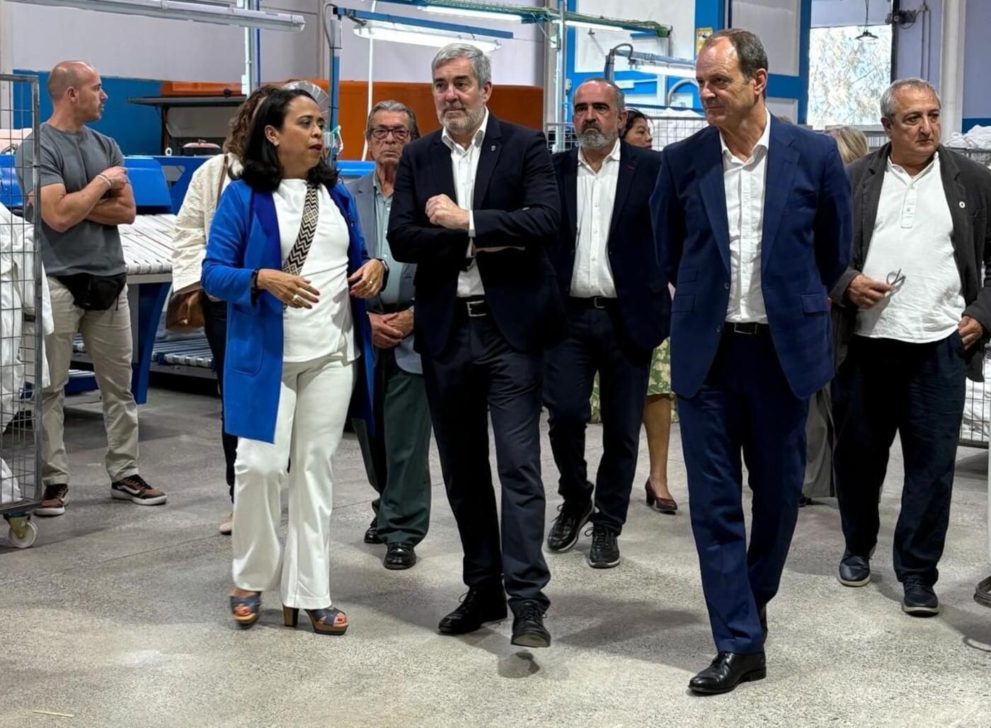 El presidente de Canarias, Fernando Clavijo, visita la lavandería Romeral
