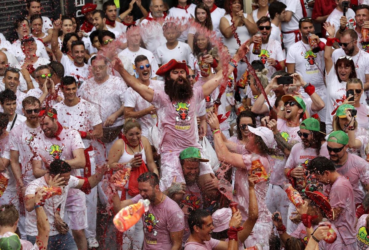 GRA110  PAMPLONA  06 07 2017 - La plaza del Ayuntamiento de Pamplona comienza a acoger a los mas madrugadores que esperaran hasta las 12 del mediodia al lanzamiento del tradicional chupinazo  con el que se dara comienzo a las Fiestas de San Fermin 2017 que duraran nueve dias initerrumpidos de fiestas en la capital navarra con sus famosos encierros  EFE Villar Lopez