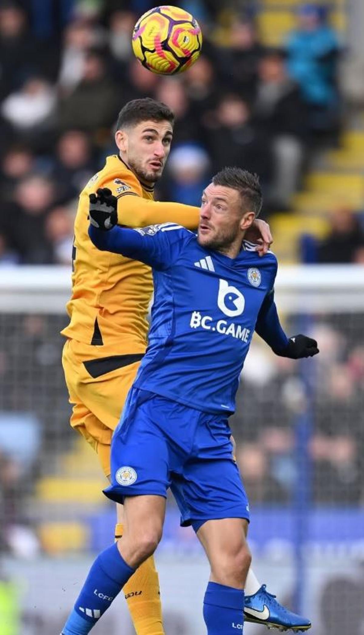 Un duel aeri contra Vardy.