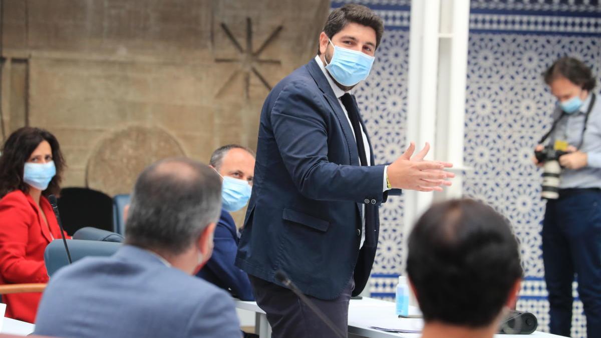 Fernando López Miras se dirige al líder de la oposición durante su intervención en el pleno. juan caballero