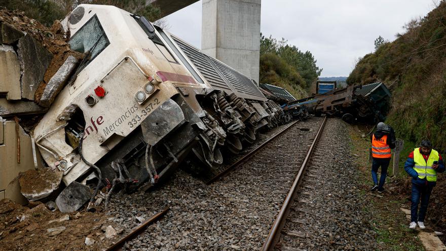 Un tren de mercancías descarrila cerca de Lalín por el derrumbe de un talud