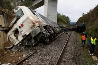 Un tren de mercancías descarrila cerca de Lalín por el derrumbe de un talud