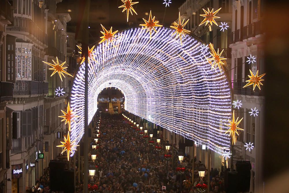 Un espectáculo de luz y sonido, actuaciones infantiles y un concierto de Siempre Así han dado la bienvenida a las fiestas en el Centro de Málaga