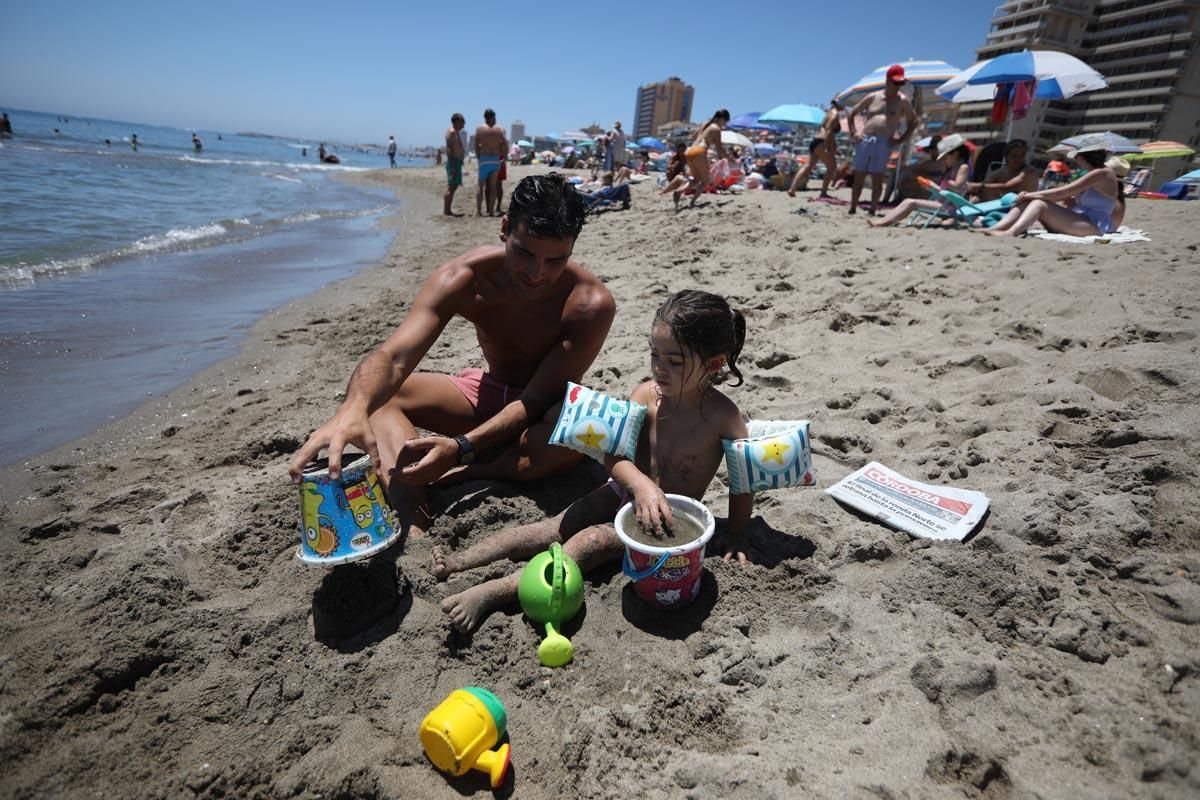 Los cordobeses regresan a las playas de Fuengirola ante la nueva normalidad