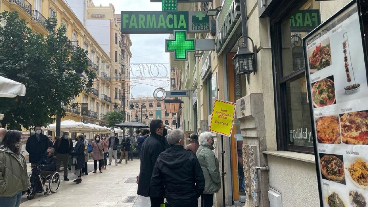 Largas colas a las puertas de las farmacias valencianas en busca de test de antígenos.