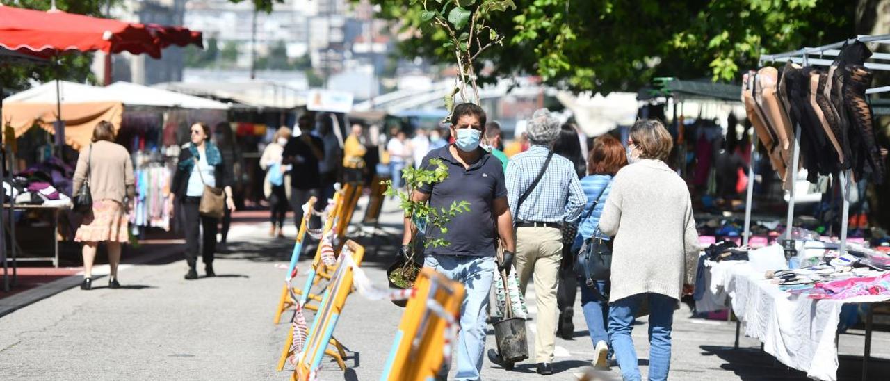 Una imagen del mercadillo en la mañana de este sábado, con puestos distanciados y carriles para el tránsito de clientes