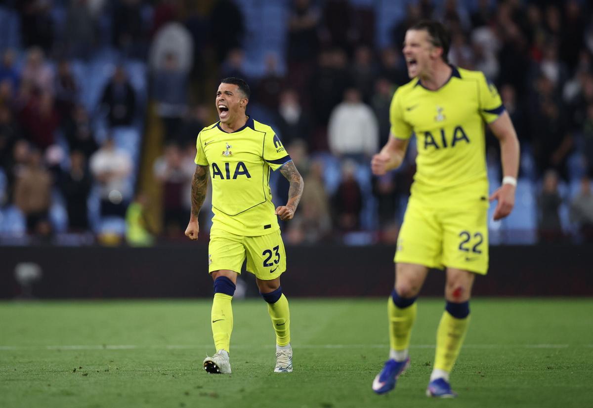 Pedro Porro y Conor Gallagher celebran la victoria del Tottenham ante el Aston Villa
