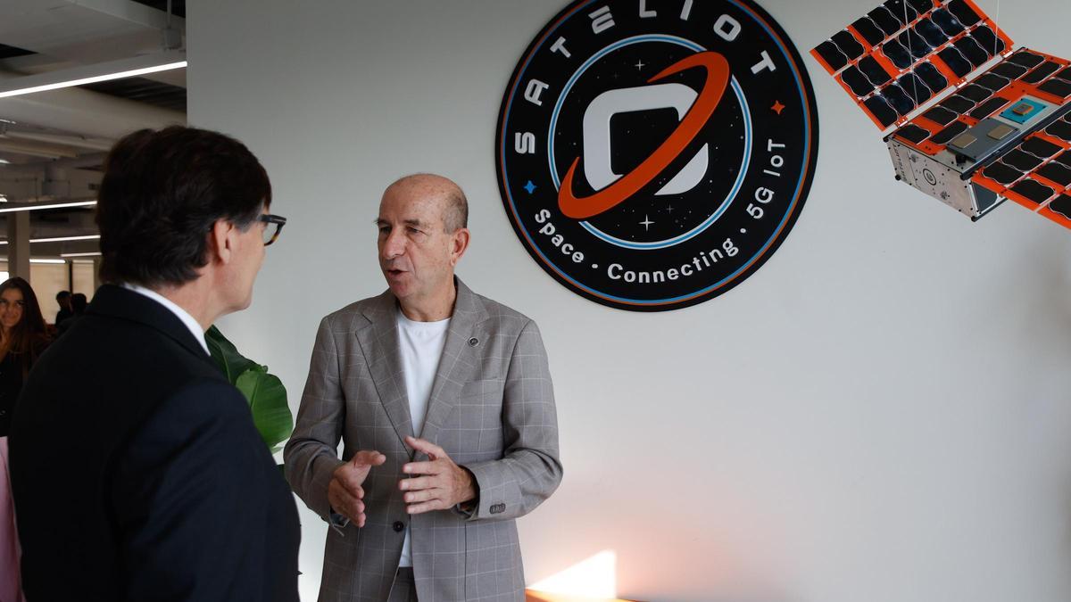 El cofundador y consejero delegado de Sateliot, Jaume Sanpera, habla con el president Illa