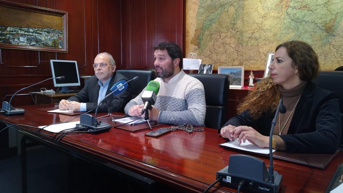 Por la izquierda, José Manuel Ferreira, Óscar Pérez y Silvia P. Istillarty, durante la presentación.