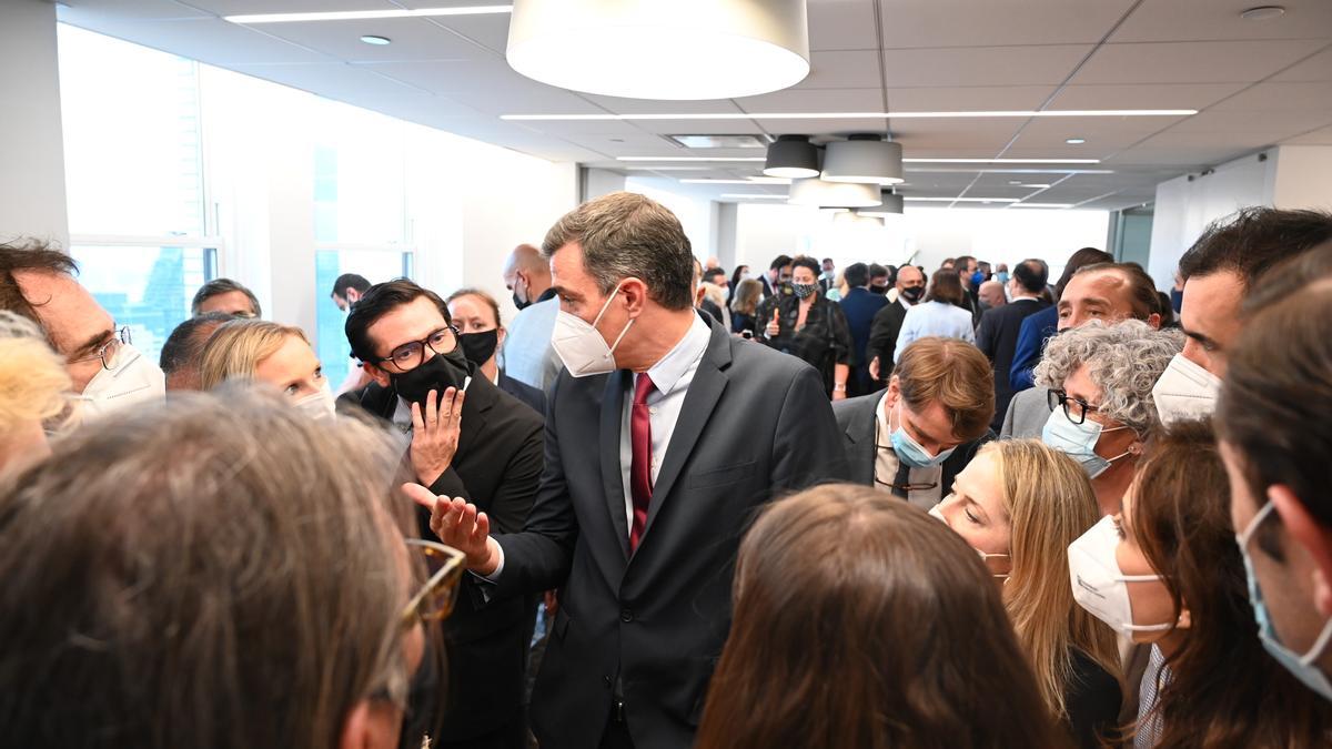 El presidente del Gobierno, Pedro Sánchez, charla con los periodistas tras la inauguración de la Oficina Comercial de España en Nueva York, en el edificio Chrysler, este 21 de julio de 2021.