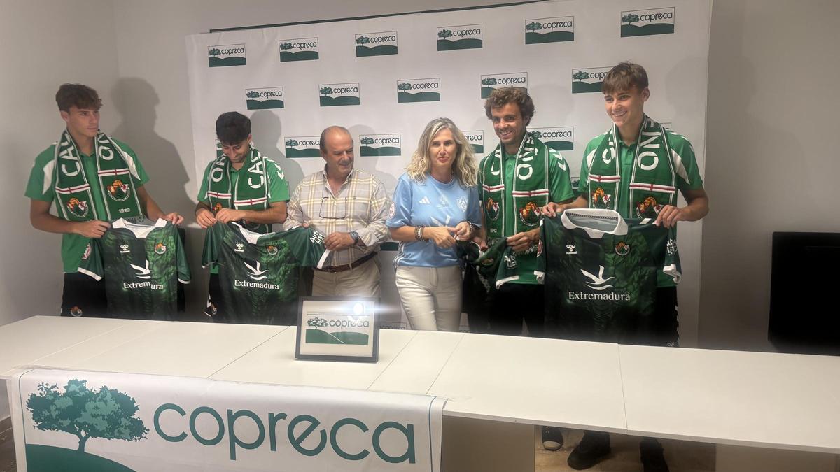 José González, Expósito, Artola y Unai, con los responsables de Copreca, este miércoles.