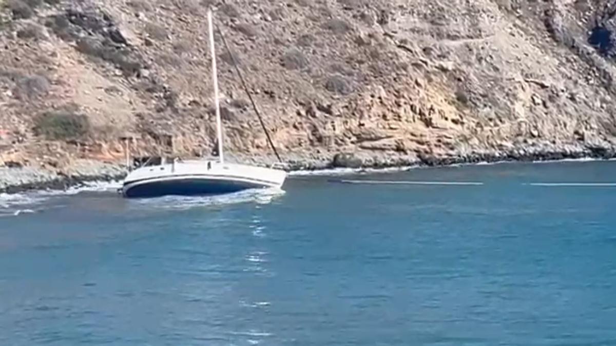 Un velero encalla en Pasito Blanco