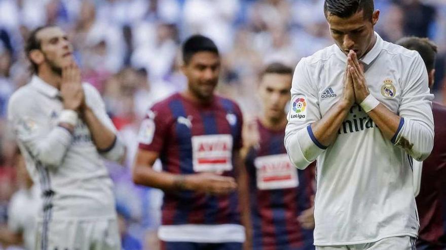 Cristiano Ronaldo (derecha) y Bale se lamentan al término del partido. // Emilio Naranjo