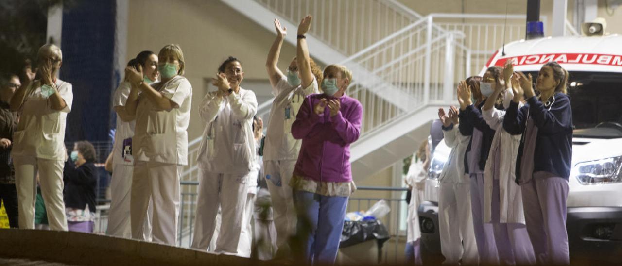 Sanitarias, a las puertas de Urgencias del Hospital General de Alicante, agradecen el ánimo ciudadano en los peores momentos de la pandemia.