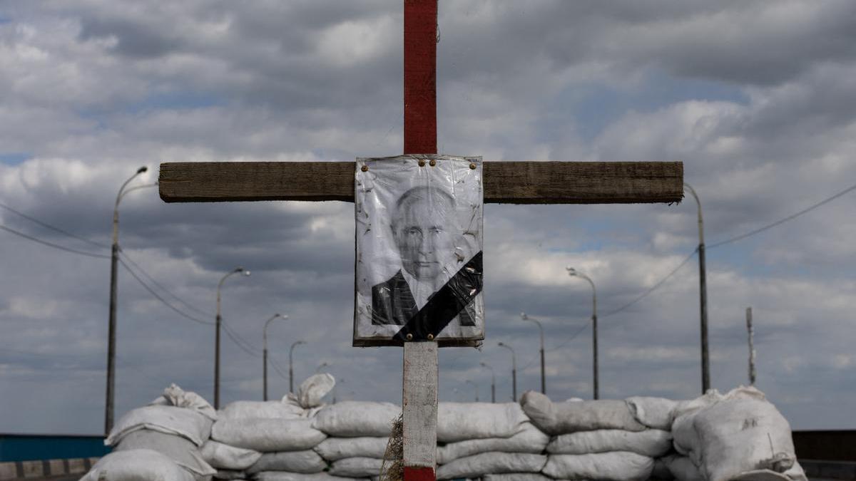 Imagen de Vladímir Putin en una cruz, situada en Dnipro, ciudad a 391 kilómetros de Kiev, a modo de 'check point'.