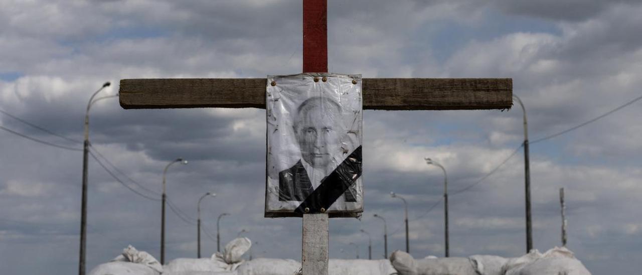 Imagen de Vladímir Putin en una cruz, situada en Dnipro, ciudad a 391 kilómetros de Kiev, a modo de 'check point'.
