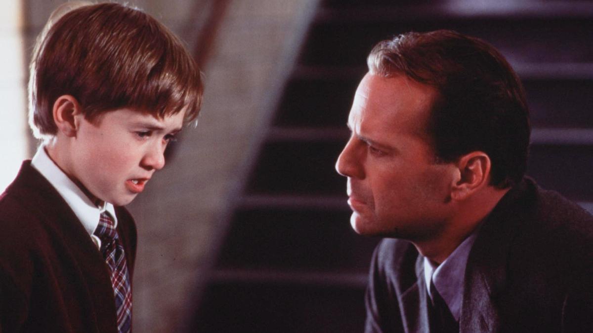 Haley Joel Osment, en ’El sexto sentido’, junto a Bruce Willis.