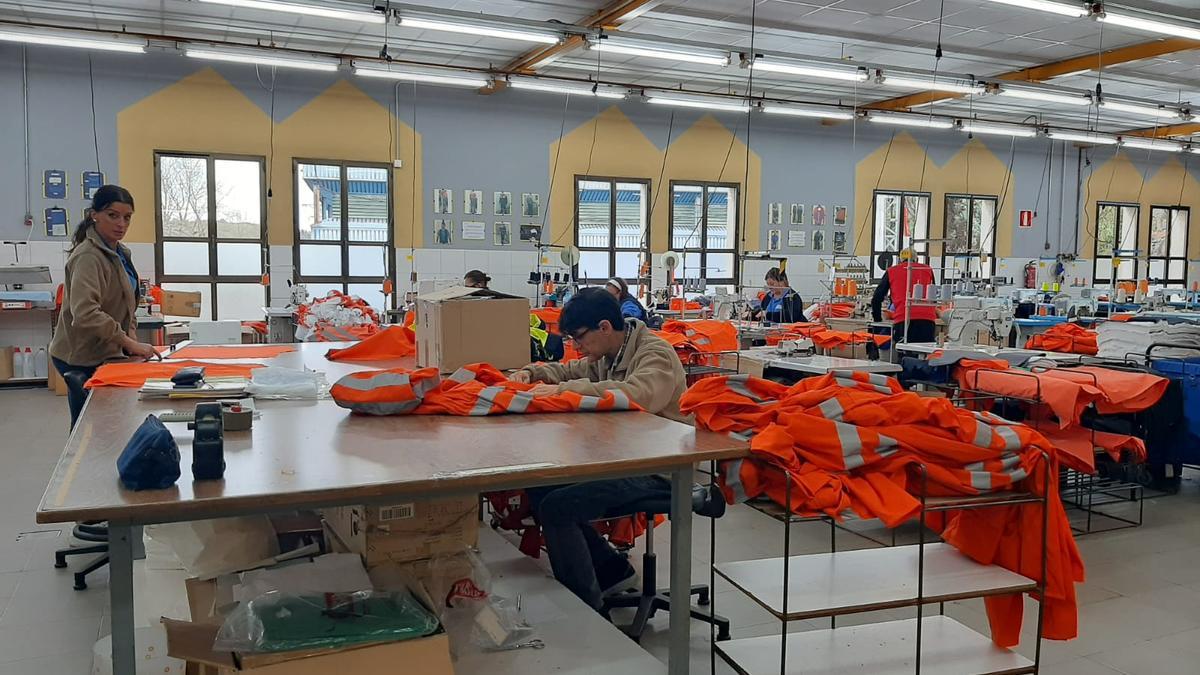 Una fundación de Hunosa vende por todo el mundo ropa de trabajo hecha en  Carbayín - La Nueva España
