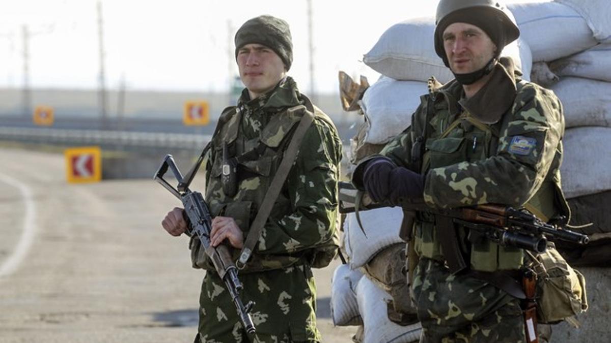 Soldados ucranianos vigilan la frontera de Crimea con Rusia en Jerson.