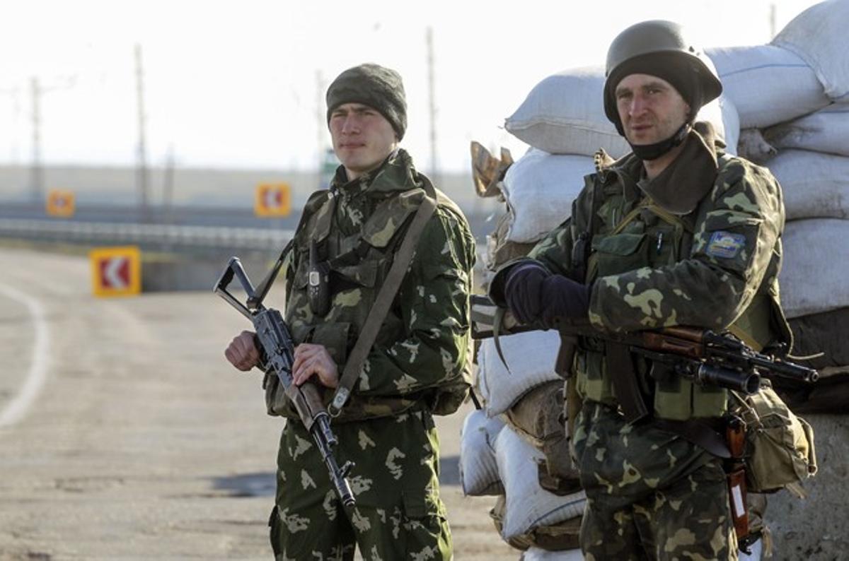 Soldats ucraïnesos vigilen la frontera de Crimea amb Rússia a Jerson. Soldats ucraïnesos vigilen la frontera de Crimea amb Rússia a Jerson.