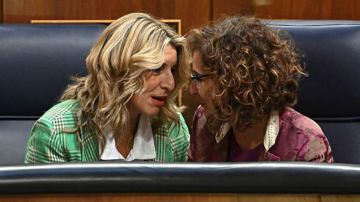 La vicepresidenta segunda y ministra de Trabajo y Economía Social, Yolanda Díaz, y la ministra de Hacienda María Jesús Montero, durante la sesión plenaria de este jueves en el Congreso de los Diputados en Madrid.