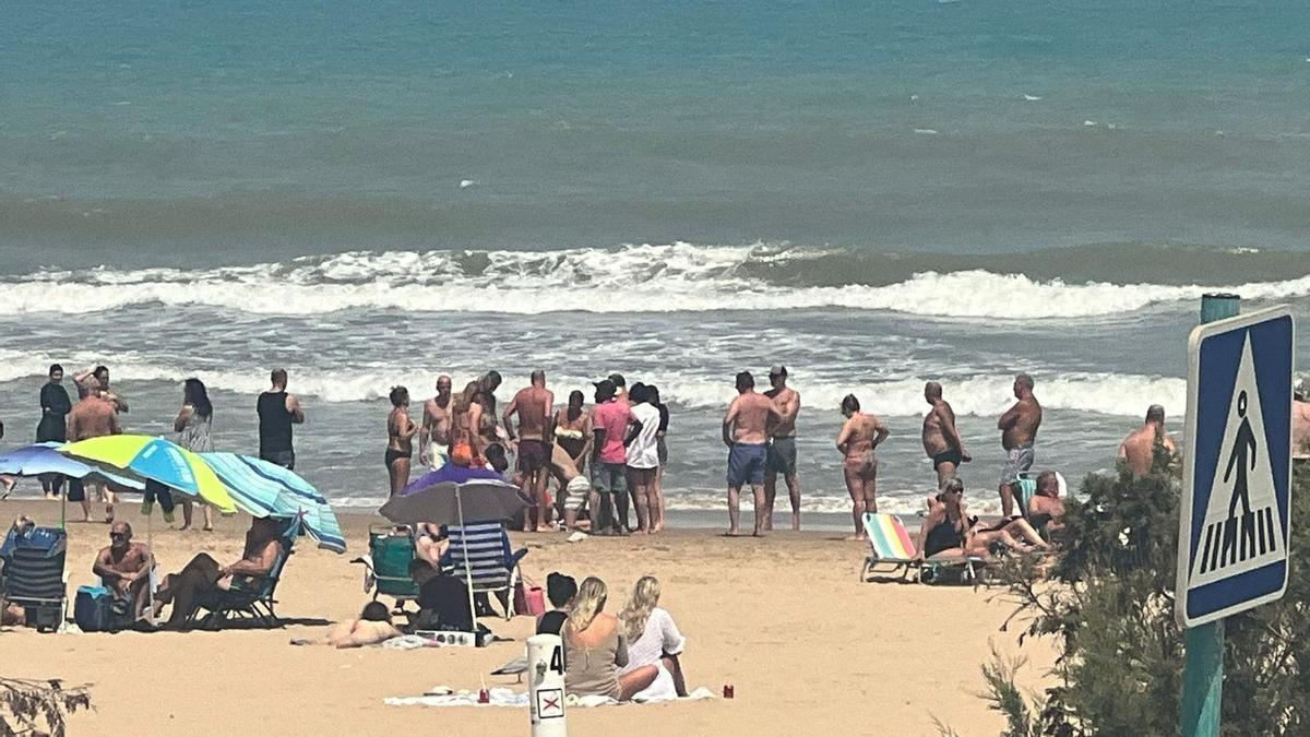 Los bañistas de la playa de la Roqueta de Guardamar intentan reanimar a la víctima en estado inconsciente