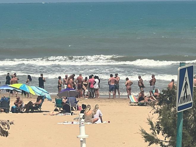 Los bañistas de la playa de la Roqueta de Guardamar intentan reanimar a la víctima en estado inconsciente