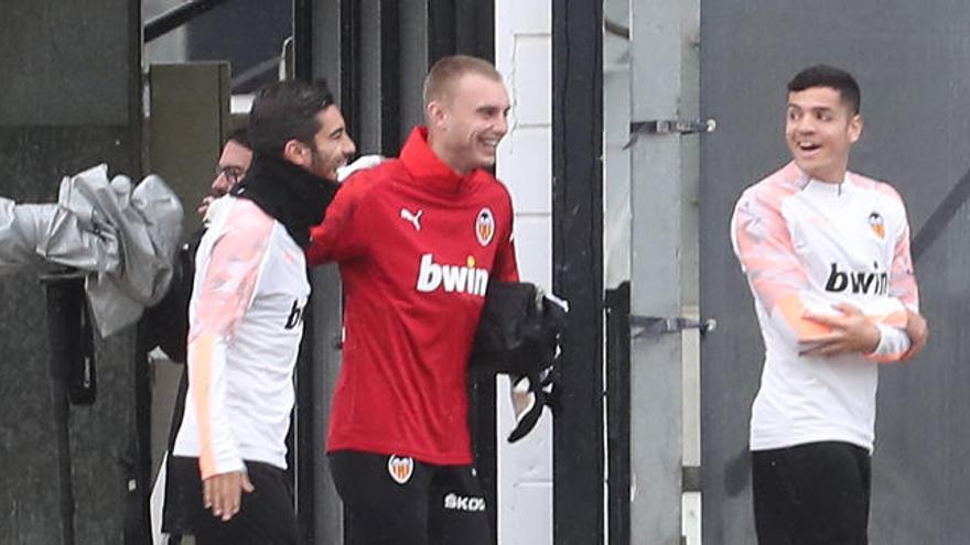 Cillessen, antes de iniciar el entrenamiento con el Valencia CF.