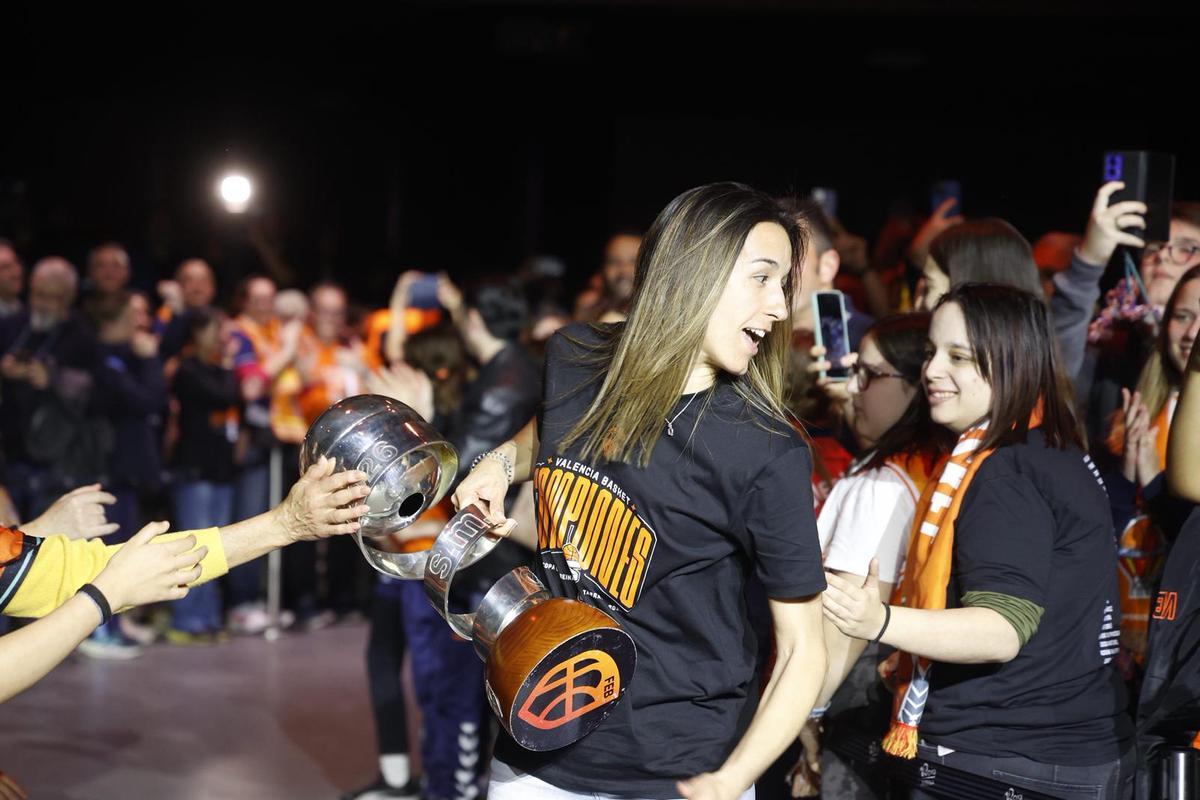 El Valencia festeja con su afición la Copa de la Reina en un Roig Arena entregado con Juan Roig El Valencia festeja con su afición la Copa de la Reina en un Roig Arena entregado con Juan Roig
