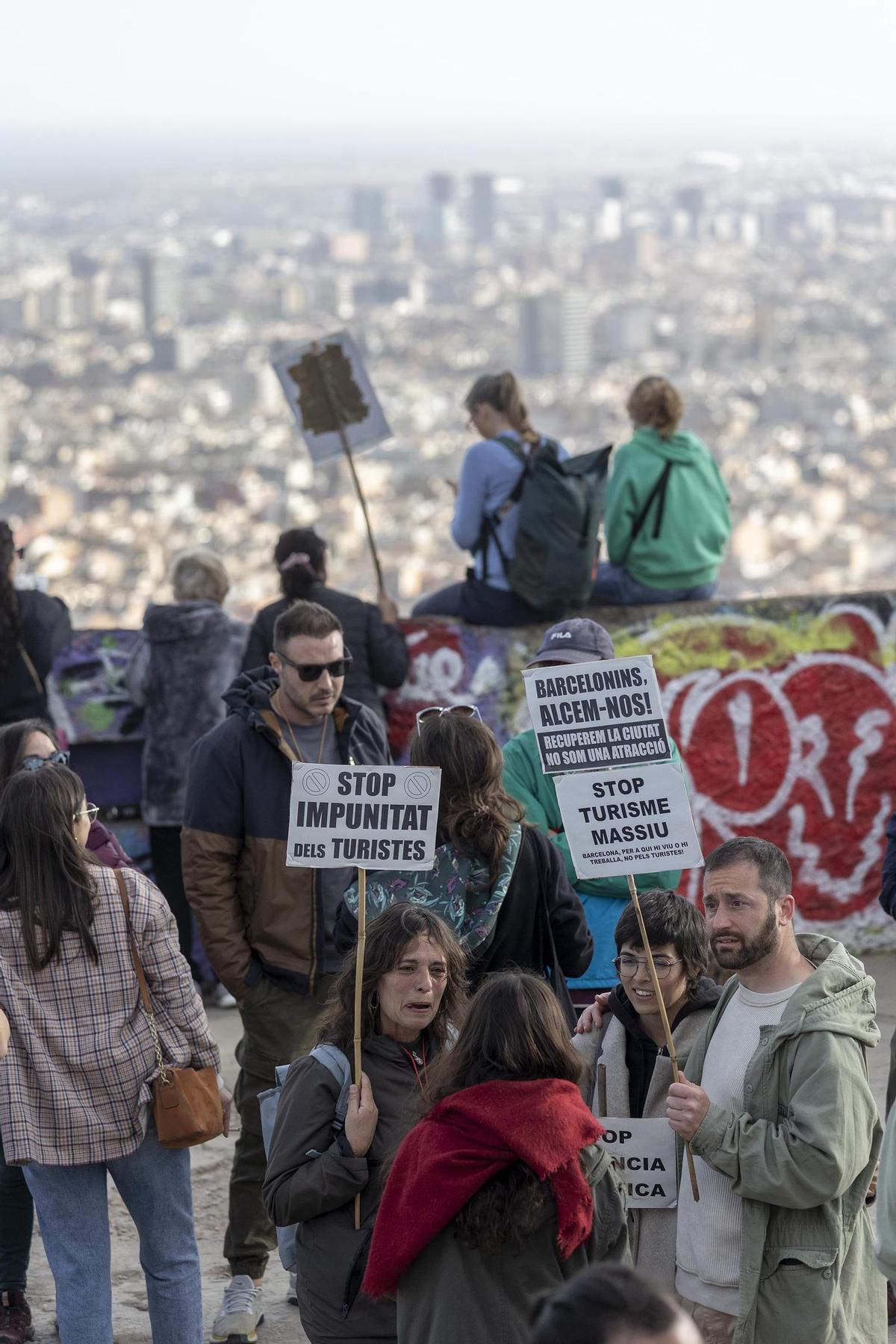 Manifestación contra el turismo en los búnkeres del Turó de la Rovira