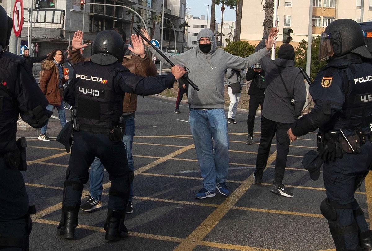 Nuevos incidentes en la cuarta jornada de huelga del metal en Cádiz