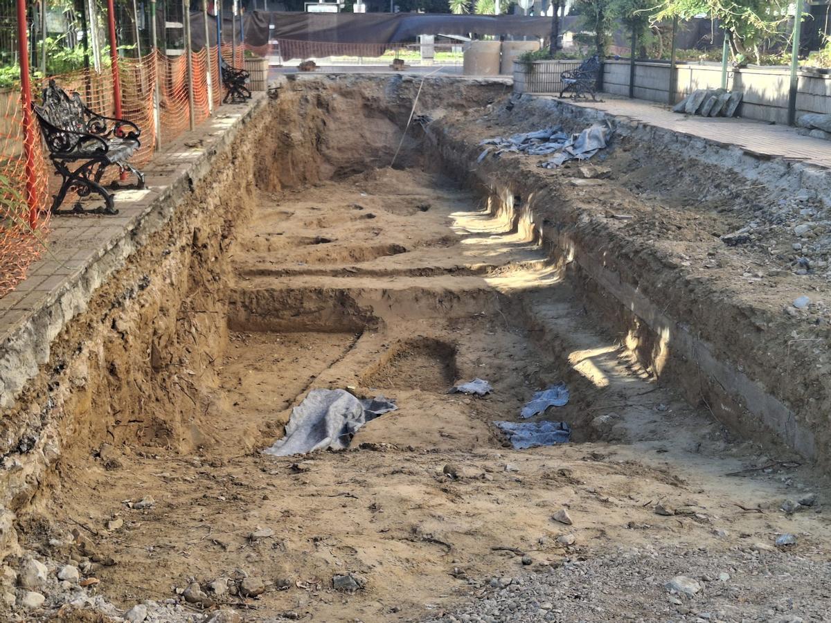 Estado que presentaba esta mañana el lugar donde han aparecido los nuevos restos arqueológicos en la avenida de Huelva.