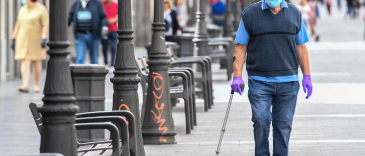 Un hombre pasea por la calle Mayor de Triana.