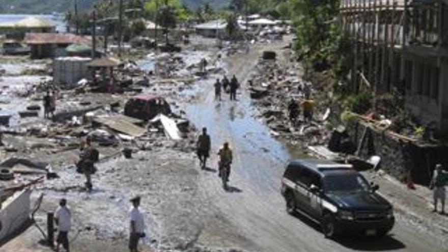 75 muertos y miles de desaparecidos en el terremoto de 7,6 grados en Indonesia