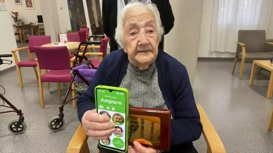 Amparo Ballester, la vecina de 101 años de Ontinyent que ha participado en la "videollamada más longeva del mundo"